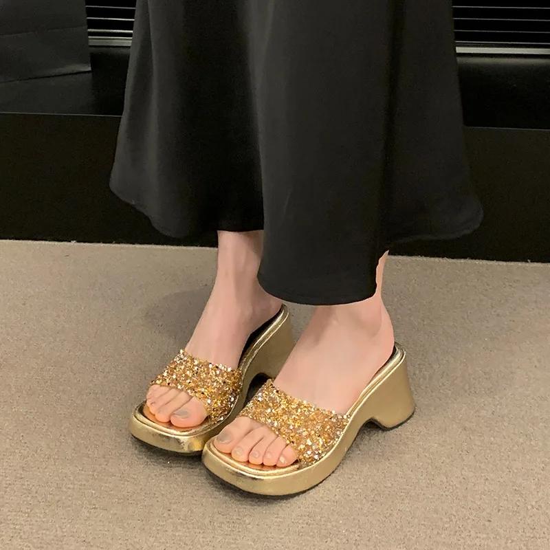 Damen Blockabsatz Pantoletten Goldene Plateau-Sandalen Lässige High Heels Keilabsätze Silber Sommer Designer-Pantoletten 35 gold von Joom DACH