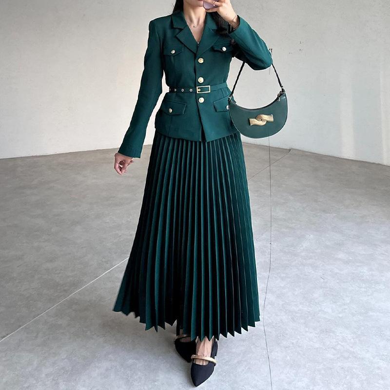 Damen Dunkelbraunes Blazer-Set mit goldenen Knöpfen und breitem Gürtel, passender plissierter Rock, elegante Bürokleidung XXL grün Damen Dunkelbraunes Blazer-Set mit goldenen Knöpfen und breitem Gürtel, passender plissierter Rock, elegante Bürokleidung XXL grün von Joom DACH