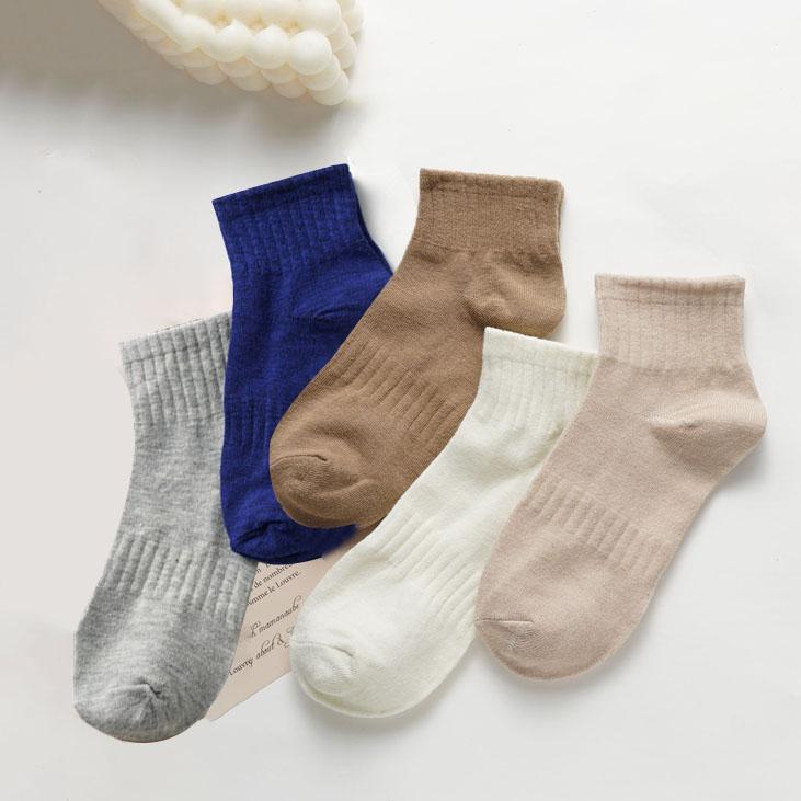 Damen Herbst und Winter Mid-Tube Socken Einfarbig All-Match Atmungsaktive Kurze Socken Lässige Sportsocken 5 pairs von Joom DACH