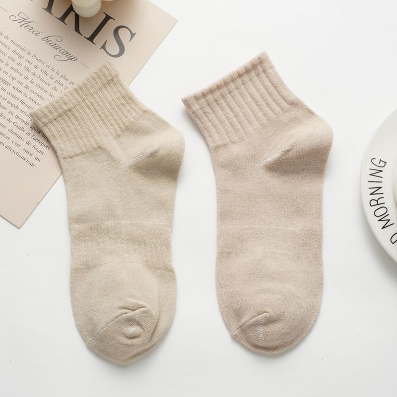 Damen Herbst und Winter Mid-Tube Socken Einfarbig All-Match Atmungsaktive Kurze Socken Lässige Sportsocken one size beige von Joom DACH