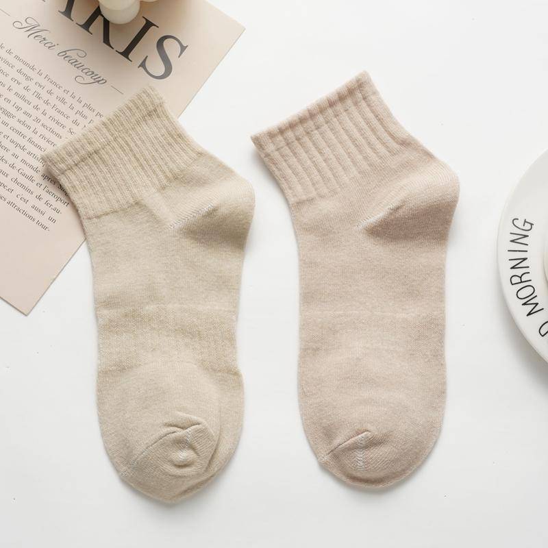 Damen Herbst und Winter Mid-Tube Socken Einfarbig All-Match Atmungsaktive Kurze Socken Lässige Sportsocken one size beige von Joom DACH