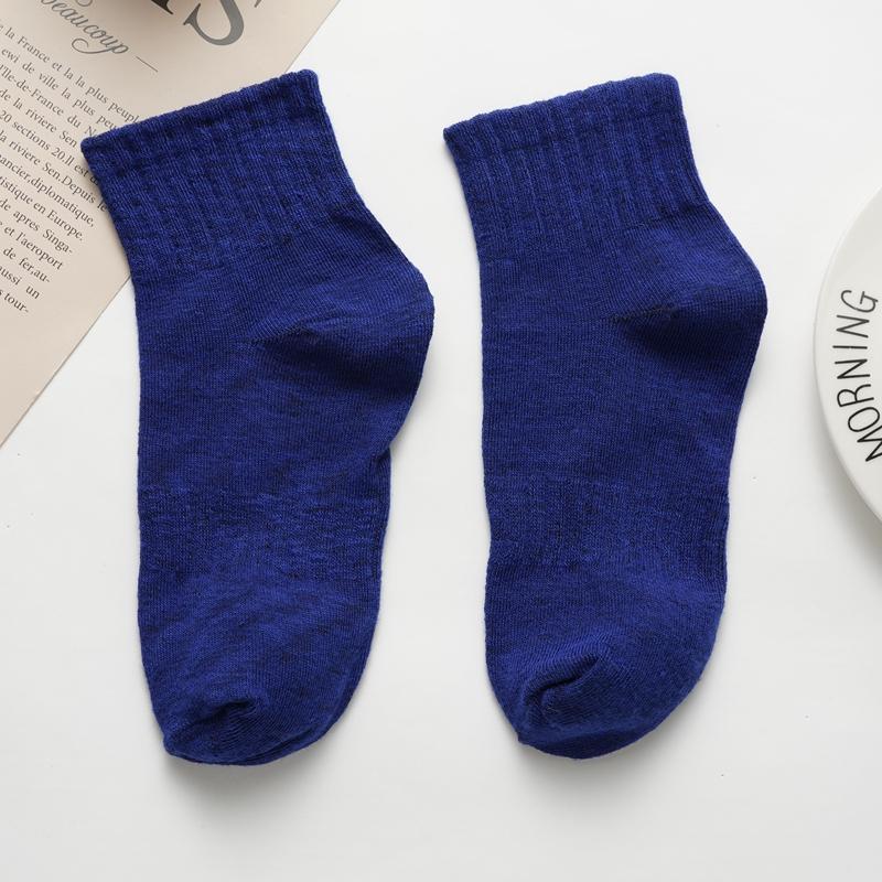 Damen Herbst und Winter Mid-Tube Socken Einfarbig All-Match Atmungsaktive Kurze Socken Lässige Sportsocken one size von Joom DACH