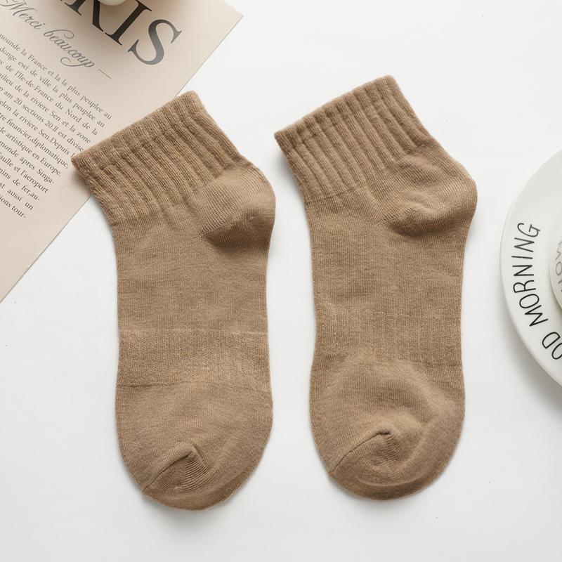 Damen Herbst und Winter Mid-Tube Socken Einfarbig All-Match Atmungsaktive Kurze Socken Lässige Sportsocken one size braun von Joom DACH