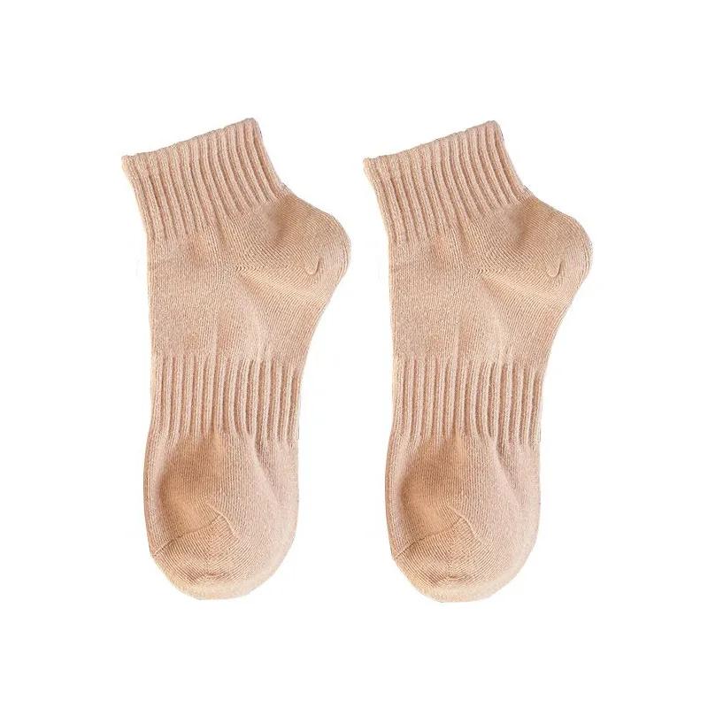 Damen Herbst und Winter Mid-Tube Socken Einfarbig All-Match Atmungsaktive Kurze Socken Lässige Sportsocken one size von Joom DACH