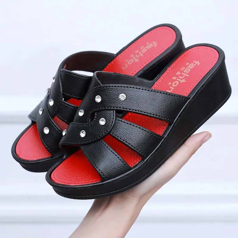 Damen High Heel Hausschuhe Sommer Oberbekleidung Dicker Boden Home Rutschfeste Hausschuhe Mutter Sommerschuhe Weicher Boden Keilabsatz Coole Strass Sandalen 38 schwarz von Joom DACH