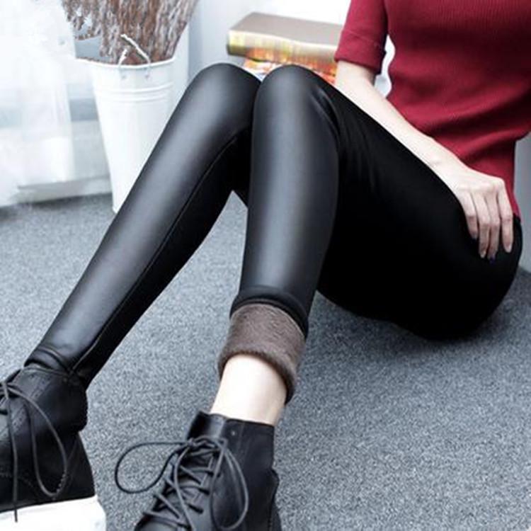 Damen-Leggings aus mattem Leder mit hoher Taille – dick, plüschig, elastisch, große Größe, Winterkleidung 2XL (62.5-70 kg) von Joom DACH