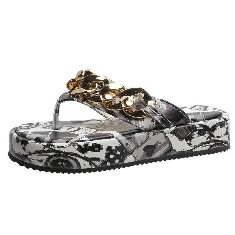 Damen Plateau Flip-Flops Hausschuhe Sommer Neue Graffiti Metallkette Dekoration Keil Hausschuhe für Frauen Strandschuhe Plus Size 43 schwarz von Joom DACH