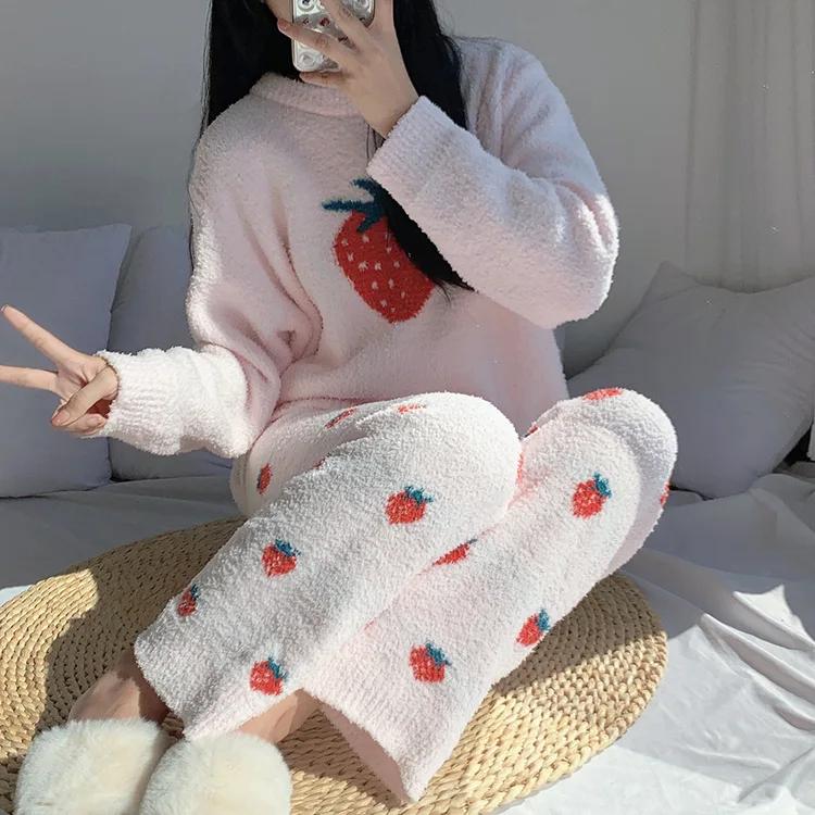 Damen-Pyjama-Set mit Erdbeerdruck, Winter, langärmelig, Korallensamt, warme Nachtwäsche, 2-teilig, mit Hose, Pyjama im koreanischen Stil One Size von Joom DACH