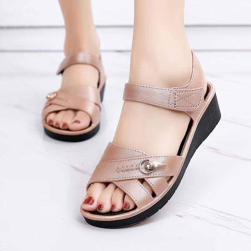 Damen-Sandalen, Sommer-Slope-Absatz, rutschfeste Sandalen, weicher Boden, weiches Leder, bequeme Mutter-Schuhe, dicker Boden, draußen tragen Sandalen mittleren Alters 38 von Joom DACH