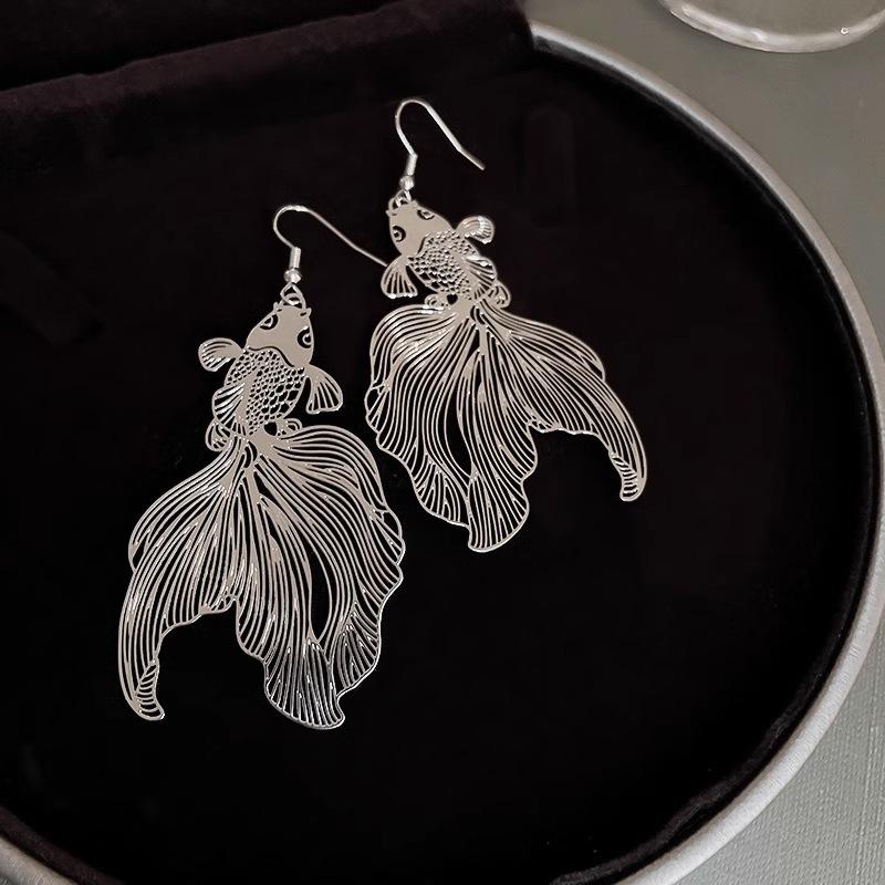 Damen Statement-Ohrringe mit Koi-Design: Leichter Luxus Metall-Ohrhaken im Cold Style silber von Joom DACH