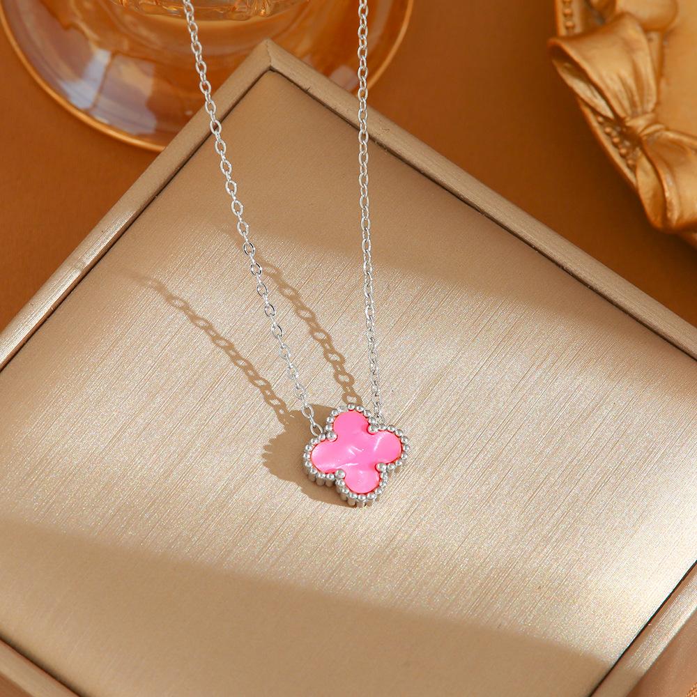 Doppelseitige Halskette mit vierblättrigem Kleeblatt in schillernder Farbe aus Titanstahl, leicht, luxuriös, für Damen, schlicht, vielseitig, Temperament, Senioren-Sinn. von Joom DACH