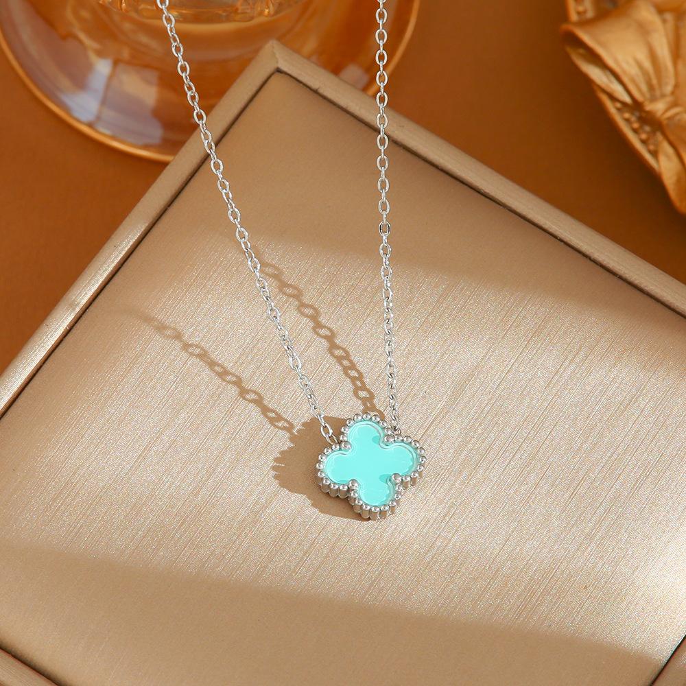 Doppelseitige Halskette mit vierblättrigem Kleeblatt in schillernder Farbe aus Titanstahl, leicht, luxuriös, für Damen, schlicht, vielseitig, Temperament, Senioren-Sinn. von Joom DACH