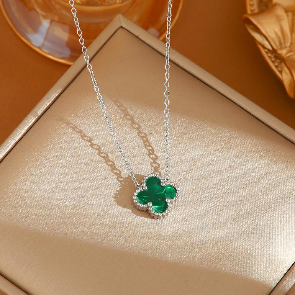 Doppelseitige Halskette mit vierblättrigem Kleeblatt in schillernder Farbe aus Titanstahl, leicht, luxuriös, für Damen, schlicht, vielseitig, Temperament, Senioren-Sinn. von Joom DACH