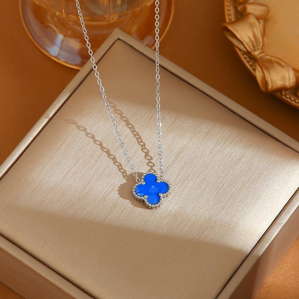 Doppelseitige Halskette mit vierblättrigem Kleeblatt in schillernder Farbe aus Titanstahl, leicht, luxuriös, für Damen, schlicht, vielseitig, Temperament, Senioren-Sinn. von Joom DACH