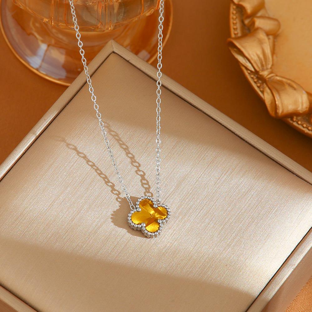 Doppelseitige Halskette mit vierblättrigem Kleeblatt in schillernder Farbe aus Titanstahl, leicht, luxuriös, für Damen, schlicht, vielseitig, Temperament, Senioren-Sinn. von Joom DACH