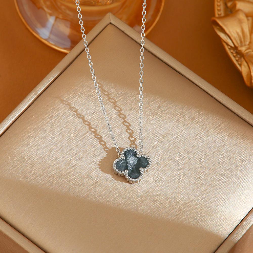 Doppelseitige Halskette mit vierblättrigem Kleeblatt in schillernder Farbe aus Titanstahl, leicht, luxuriös, für Damen, schlicht, vielseitig, Temperament, Senioren-Sinn. von Joom DACH