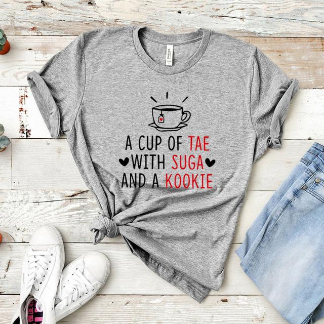 Eine Tasse Tae mit Suga und Kookie T-Shirt Kpop T-Shirt Damen Harajuku T-Shirt Korean Fashion Casual Top Lady Girl K-Pop T-Shirts XXXL graue von Joom DACH