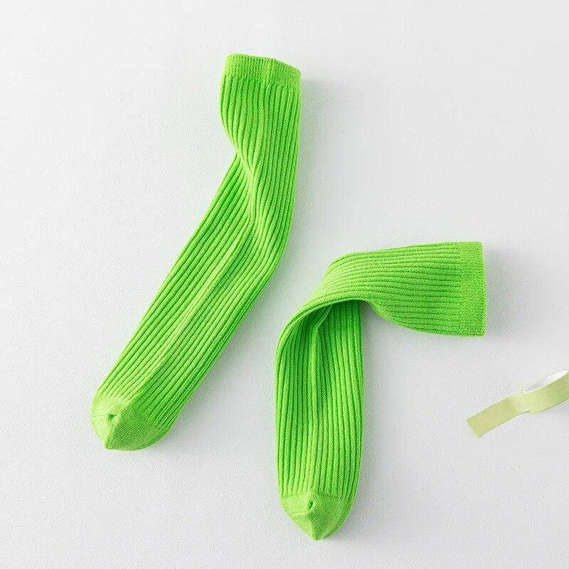 Einfarbige, leuchtende Farben, Herbst und Winter, hohe Elastizität, kniehohe lange Socken für Babys, Mädchen und Jungen, gerippte, gestreifte Strümpfe über der Wade grün von Joom DACH