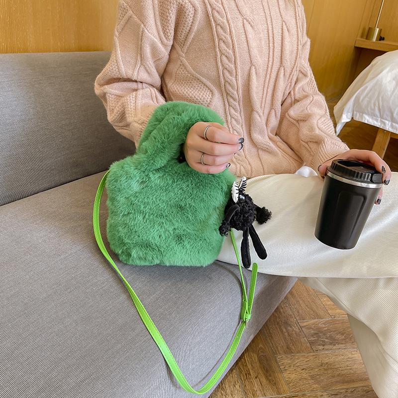 Flauschige Tasche für Damen im Herbst und Winter Rosarot Handtasche Puppe Monster Fellige Bucket Bag grün von Joom DACH