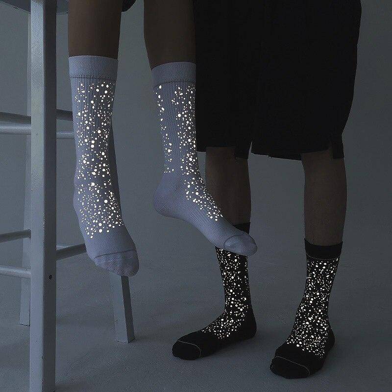 Frauen Mode Reflektierende Baumwolle Strümpfe Leuchtende Hip Hop Coole Streetwear Dot Druck Glitter Lange Strümpfe schwarz von Joom DACH