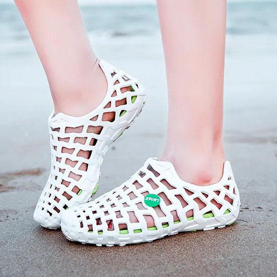 Frühling Sommer Damen Watschuhe in Übergröße Herren Casual Strandsandalen Rutschfeste Römersandalen Einfarbig Hohl Paar Schuhe 39 weiß von Joom DACH