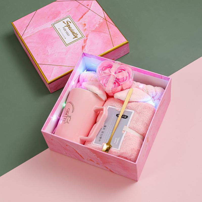 Geschenkset für Damen: Keramiktasse & Handtuch für Hochzeiten, Geburtstage, Partys und Abschlussfeiern Finished Product rosa von Joom DACH