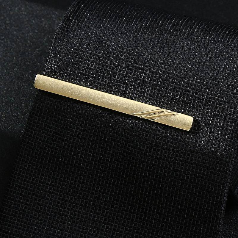 Goldfarbene, texturierte, mattierte Krawattennadel für Herrenhochzeit oder Berufskleidung von Joom DACH