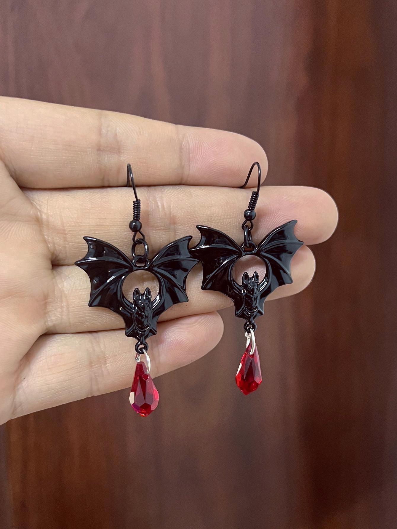 Gothic Vampir Fledermaus Ohrringe für Frauen Mann Mode Hexe Schmuck Zubehör Rot Kristall Vintage Fledermaus Anhänger Ohr Haken schwarz von Joom DACH