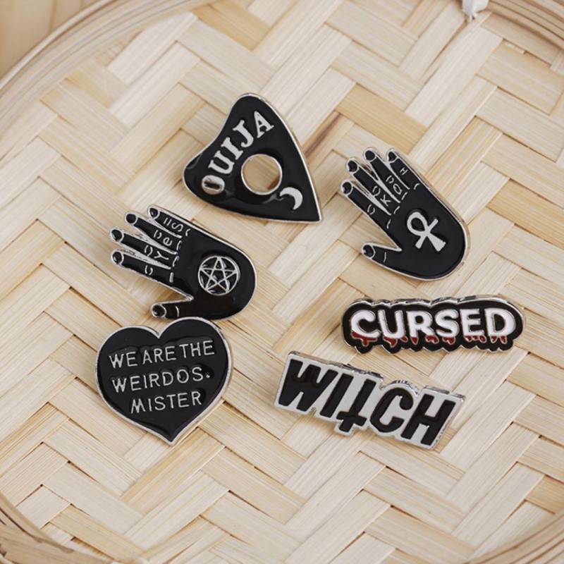 Halloween-Hexe-Hand-Herz-Emaille-Knopf-Abzeichen-Jeanshemd-Brosche-Anstecknadel-Schmuck von Joom DACH