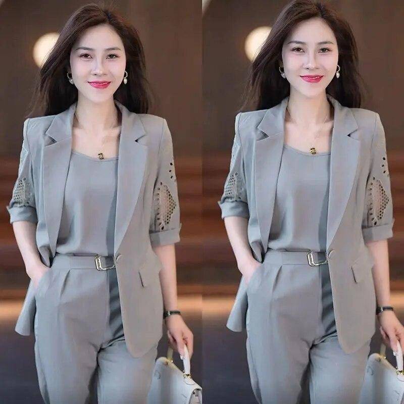 Herbst Vintage Hohl Kurzarm Jacke mit Tank Top Casual Hosen Drei Stück Elegante frauen Hosen Anzug Büro Set XXXL grau Herbst Vintage Hohl Kurzarm Jacke mit Tank Top Casual Hosen Drei Stück Elegante frauen Hosen Anzug Büro Set XXXL grau von Joom DACH