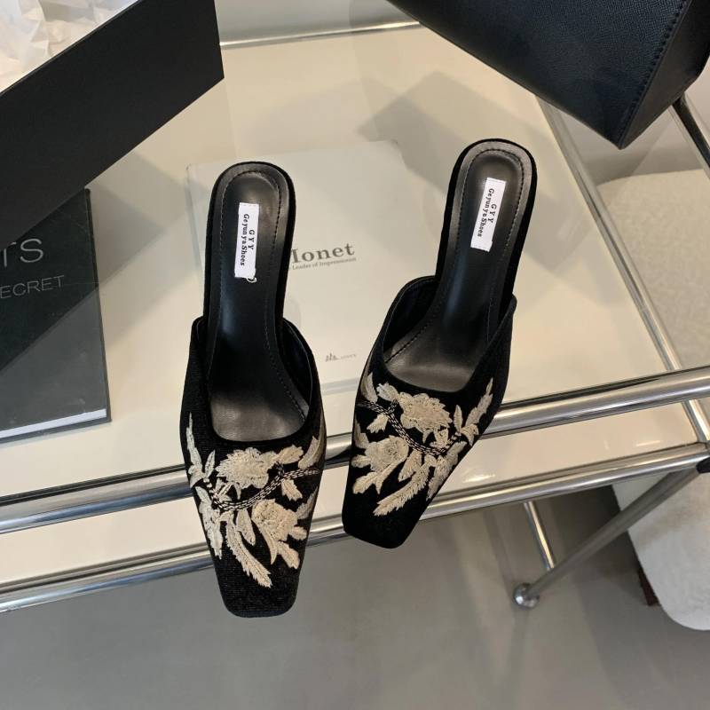 Herbstliche modische Damen-Hausschuhe mit quadratischer Spitze, bestickte Blumen, Wildleder, High Heel-Hausschuhe, Laufsteg, Heim-Hausschuhe 39 schwarz von Joom DACH