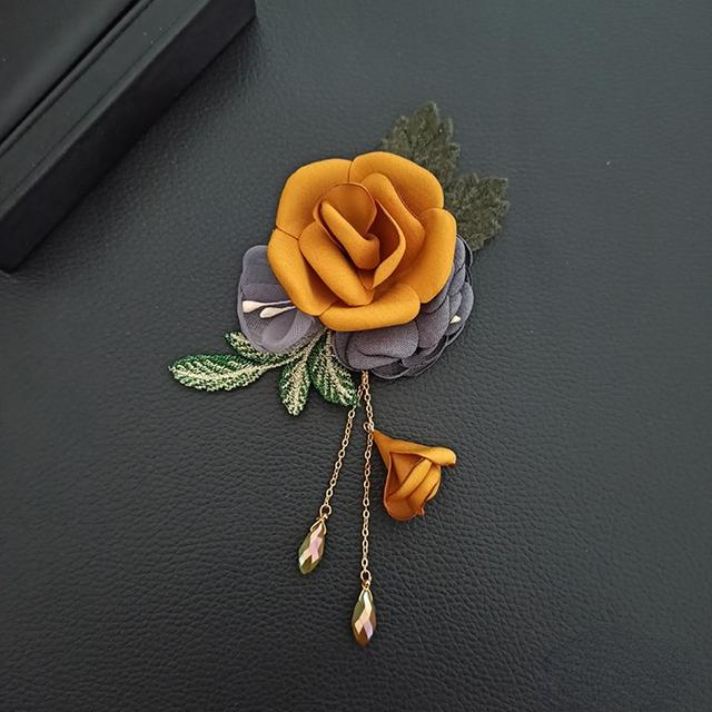 Hochwertige Stoffblumen-Broschennadeln Blätter Kristallquaste Korsage Mode Schal Schnalle Reversnadel Broschen für Damen Accessoires gelb von Joom DACH