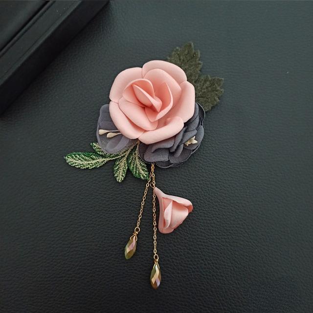 Hochwertige Stoffblumen-Broschennadeln Blätter Kristallquaste Korsage Mode Schal Schnalle Reversnadel Broschen für Damen Accessoires rosa von Joom DACH