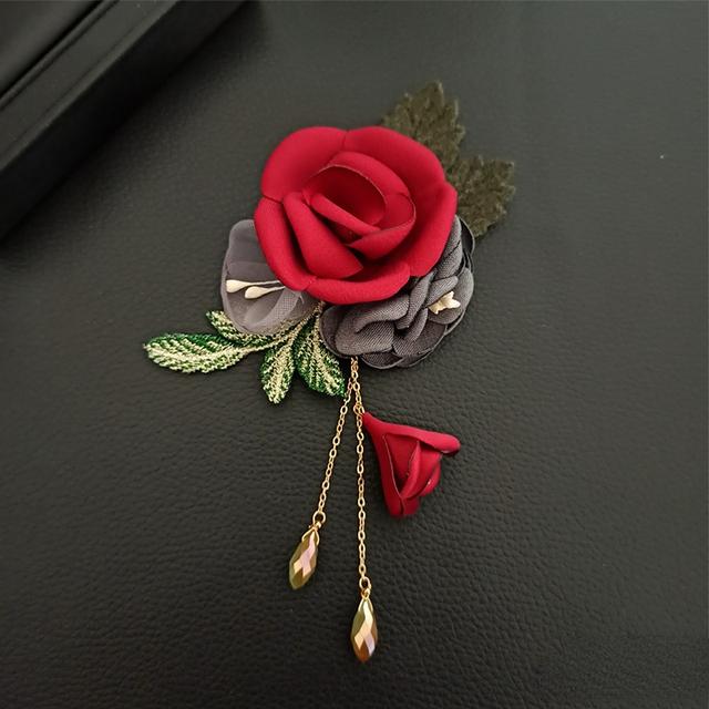 Hochwertige Stoffblumen-Broschennadeln Blätter Kristallquaste Korsage Mode Schal Schnalle Reversnadel Broschen für Damen Accessoires rot von Joom DACH