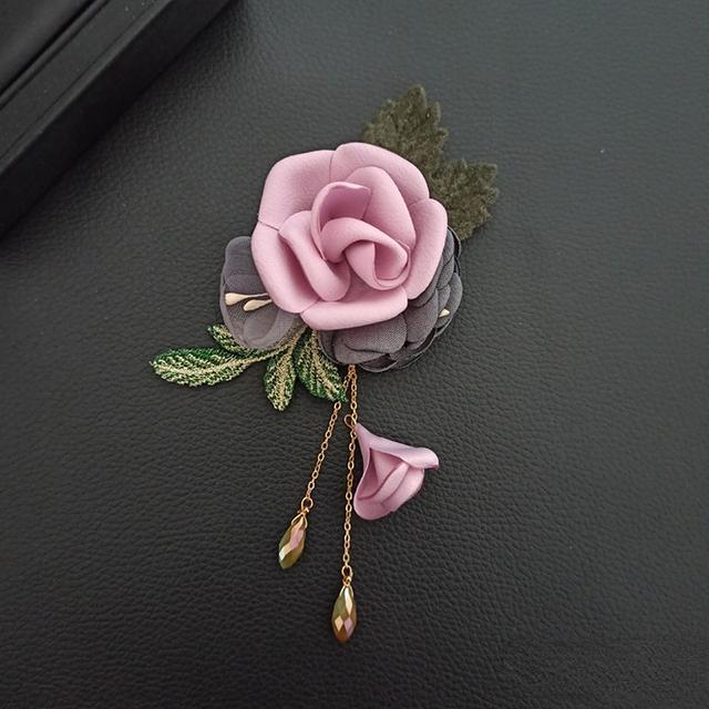 Hochwertige Stoffblumen-Broschennadeln Blätter Kristallquaste Korsage Mode Schal Schnalle Reversnadel Broschen für Damen Accessoires violett von Joom DACH