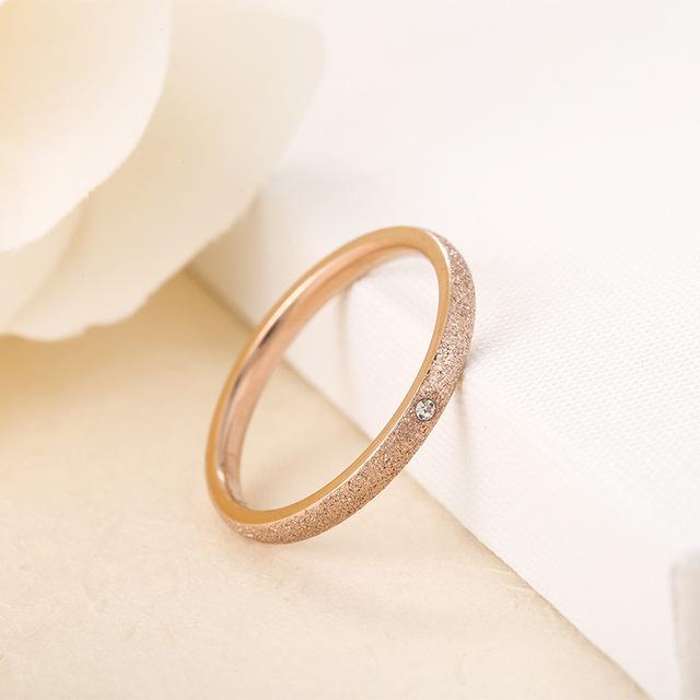 Hochwertiger, modischer, schlichter Edelstahl-Zirkon-Verlobungsring für Damen, 2 mm Breite, Roségold, Fingergeschenk C 8 von Joom DACH