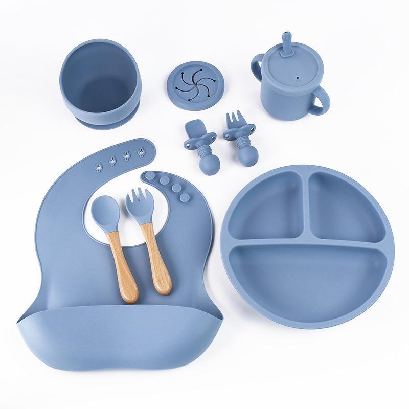 Kindergeschirr-Set aus Silikon: 8-teilig - Enthält Teller, Gabel, Löffel, Lätzchen und Lernbecher 8-piece set with wooden handle fork and spoon graue/blau von Joom DACH