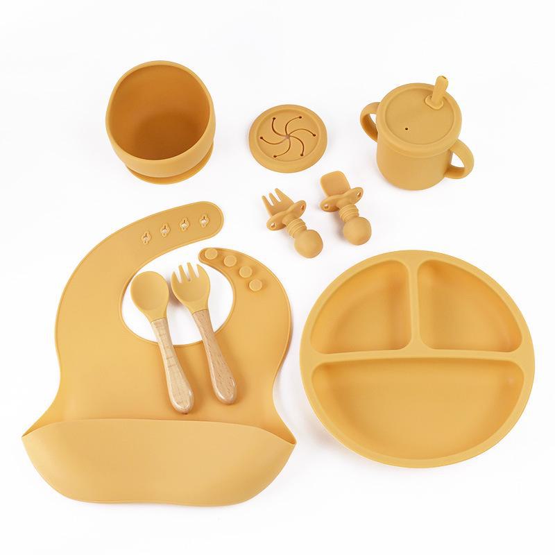 Kindergeschirr-Set aus Silikon: 8-teilig - Enthält Teller, Gabel, Löffel, Lätzchen und Lernbecher 8-piece set with wooden handle fork and spoon von Joom DACH
