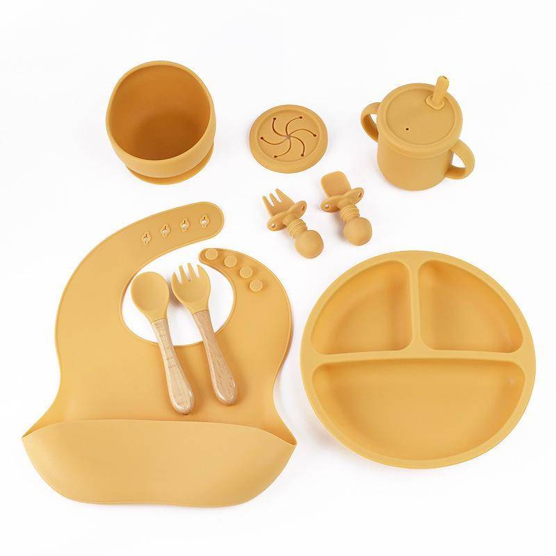Kindergeschirr-Set aus Silikon: 8-teilig - Enthält Teller, Gabel, Löffel, Lätzchen und Lernbecher 8-piece set with wooden handle fork and spoon von Joom DACH