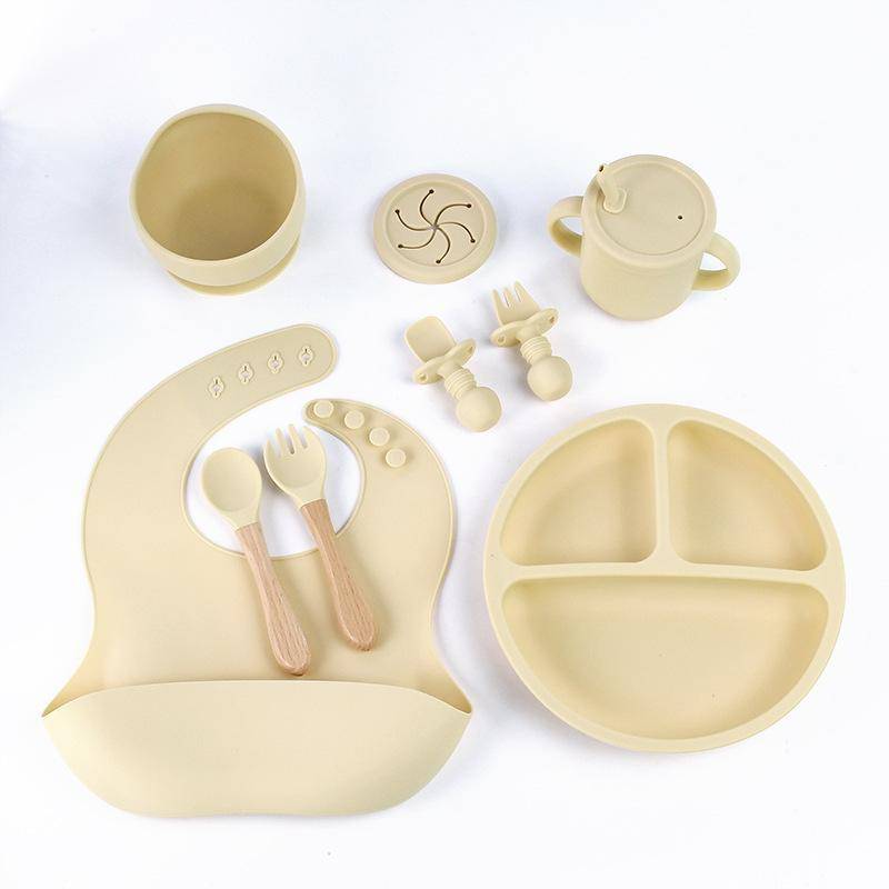 Kindergeschirr-Set aus Silikon: 8-teilig - Enthält Teller, Gabel, Löffel, Lätzchen und Lernbecher 8-piece set with wooden handle fork and spoon beige von Joom DACH
