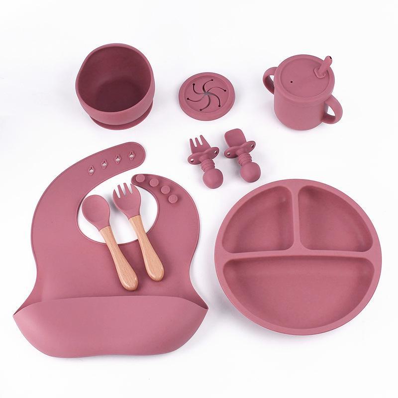 Kindergeschirr-Set aus Silikon: 8-teilig - Enthält Teller, Gabel, Löffel, Lätzchen und Lernbecher 8-piece set with wooden handle fork and spoon ziegelrot von Joom DACH