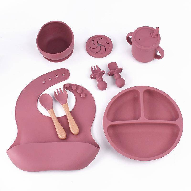 Kindergeschirr-Set aus Silikon: 8-teilig - Enthält Teller, Gabel, Löffel, Lätzchen und Lernbecher 8-piece set with wooden handle fork and spoon ziegelrot von Joom DACH
