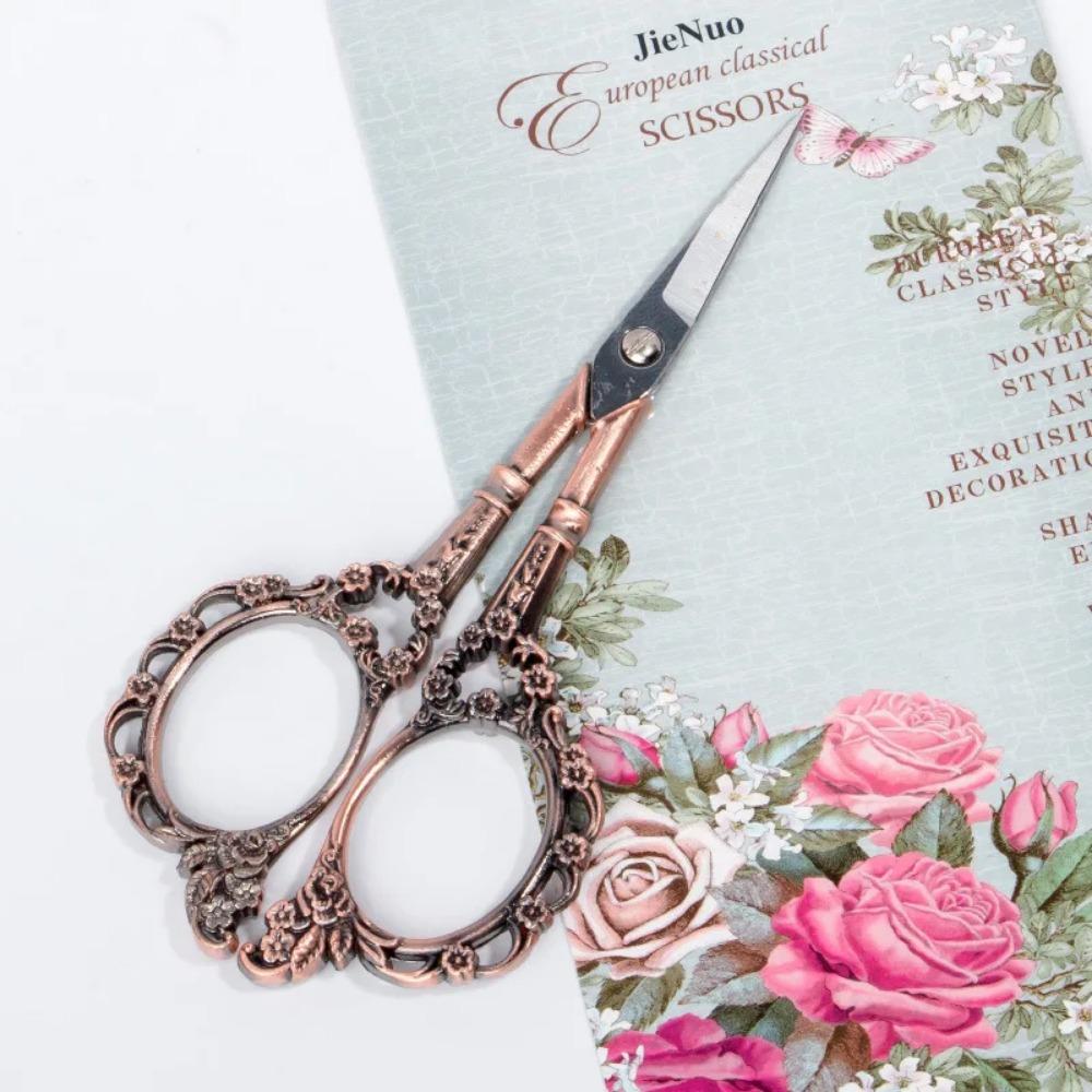 Klassische Schere im Vintage-Stil für Nagelkunst, Nähgarn, Stoffe und Bastelarbeiten zu Hause. von Joom DACH