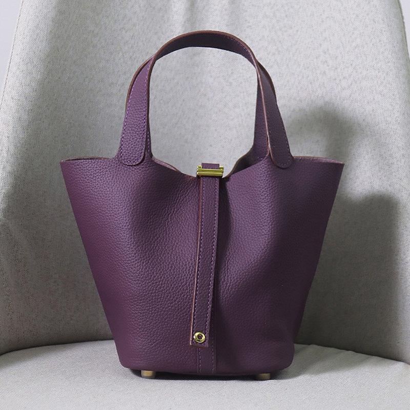 Kleine Handtaschen aus echtem Leder für Damen Designer-Einkaufstasche ohne Logo Naturrindsleder Damen-Korb-Einkaufstaschen mit Vorhängeschloss S 22x18x21cm violett Kleine Handtaschen aus echtem Leder für Damen Designer-Einkaufstasche ohne Logo Naturrindsleder Damen-Korb-Einkaufstaschen mit Vorhängeschloss S 22x18x21cm violett von Joom DACH