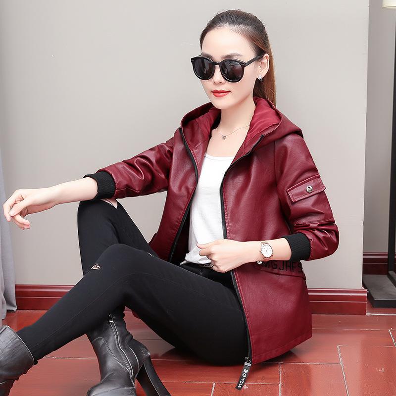 Kleine Lederjacke aus gewaschenem PU-Leder mit Kapuze für Damen im Frühling und Herbst, modisches, altersreduzierendes, einfarbiges, vielseitiges Oberteil XL rubinrot von Joom DACH