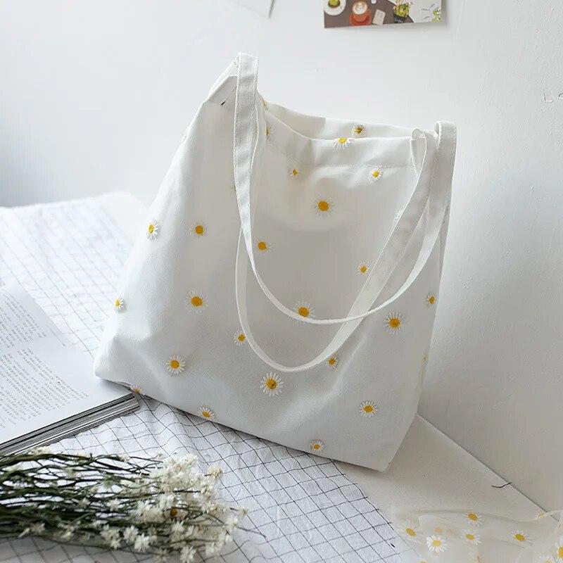 Kleine Tragetasche aus Segeltuch für Damen und Mädchen, Shopper, Designer-Handtasche, lässige Stickerei mit Gänseblümchen-Häkelarbeit, süße Netz-Schultertaschen weiß von Joom DACH