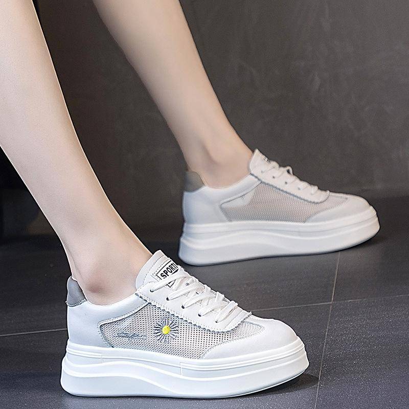 Kleine Weiße Schuhe Damen Trend Sommer Neu Mesh Atmungsaktiv Dicke Sohle Innen Erhöht Hohl Gänseblümchen Sneaker Damen 39 von Joom DACH