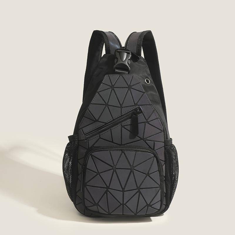 Kleiner Rucksack für Herren und Damen, modische und vielseitige Umhängetasche, lasergeometrische Brusttasche, reflektierender Outdoor-Rucksack schwarz von Joom DACH