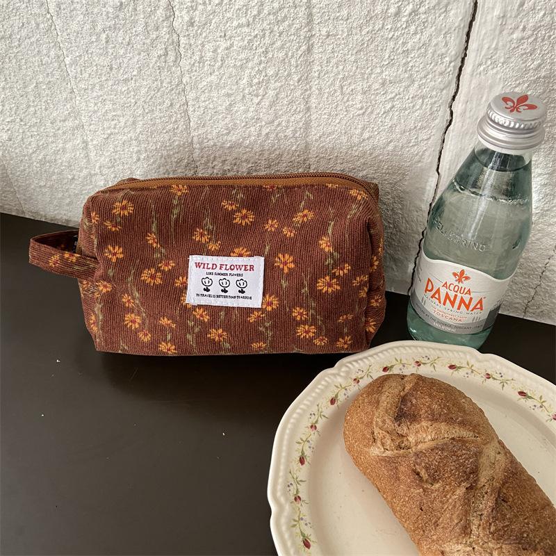 Kosmetiktasche für Damen aus Cord mit Blumenmuster, Lippenstifte, Make-up-Tasche, koreanisches Federmäppchen für Studenten, Reise-Make-up-Pinsel-Tasche, Neceser Organizer von Joom DACH