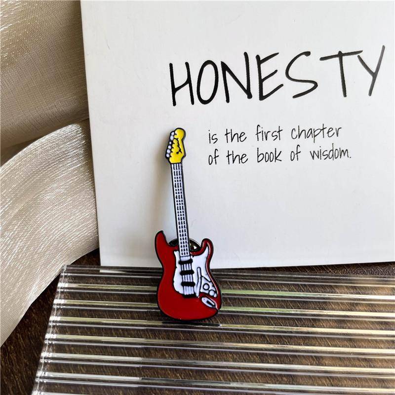 Kreative Musikinstrument Emaille Brosche Rock Orchester Violine Gitarre Bass Abzeichen Kleidung Anstecknadeln Kinder Geschenke Schmuck Style 3 von Joom DACH